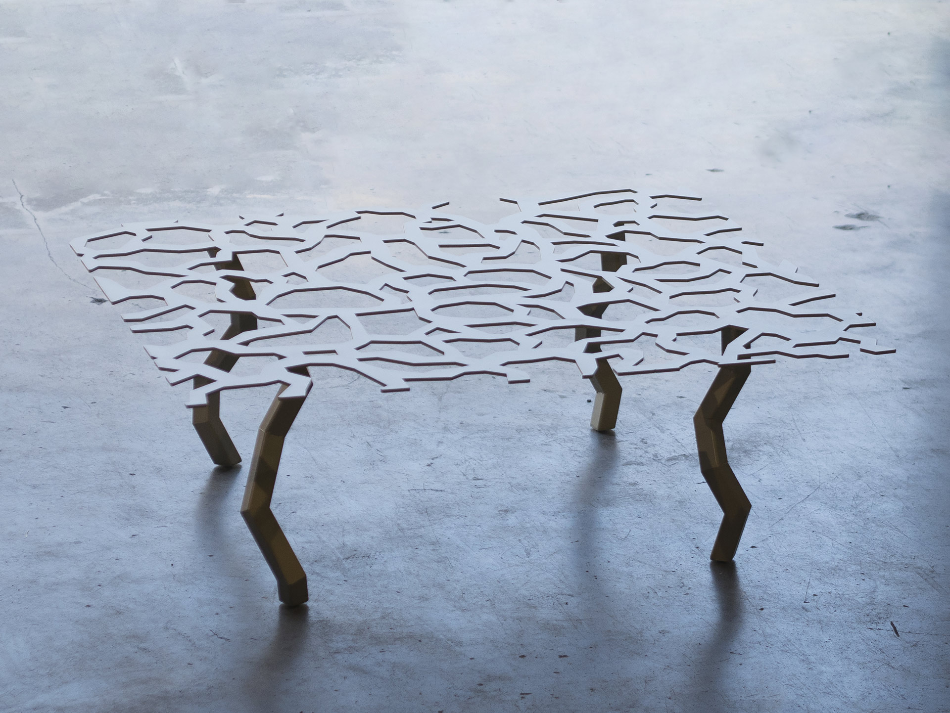 Table basse Spongia de la collection Alter-Ego dans une version unique, blanc thermo laqué