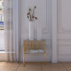 Guéridon de la collection Ambredorée de chez Kurudo, créateur de mobilier français. Vue de fac